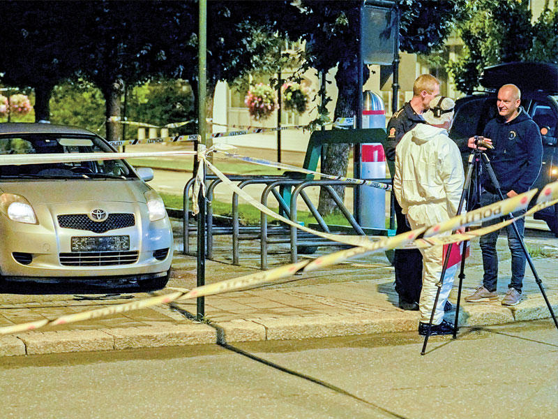 مسرح الجريمة التي تم بها مقتل امرأة في اعتداء طعن 