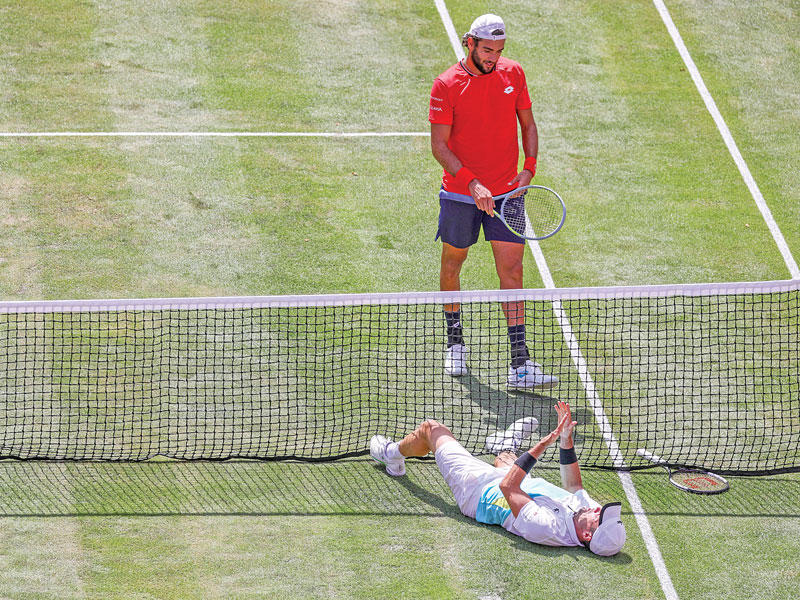 باوتيستا يسقط على الأرض خلال مواجهة بيريتيني