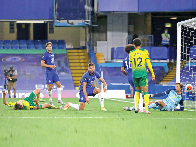 جيرو نجم تشلسي يسجل هدفاً في مرمى نوريتش