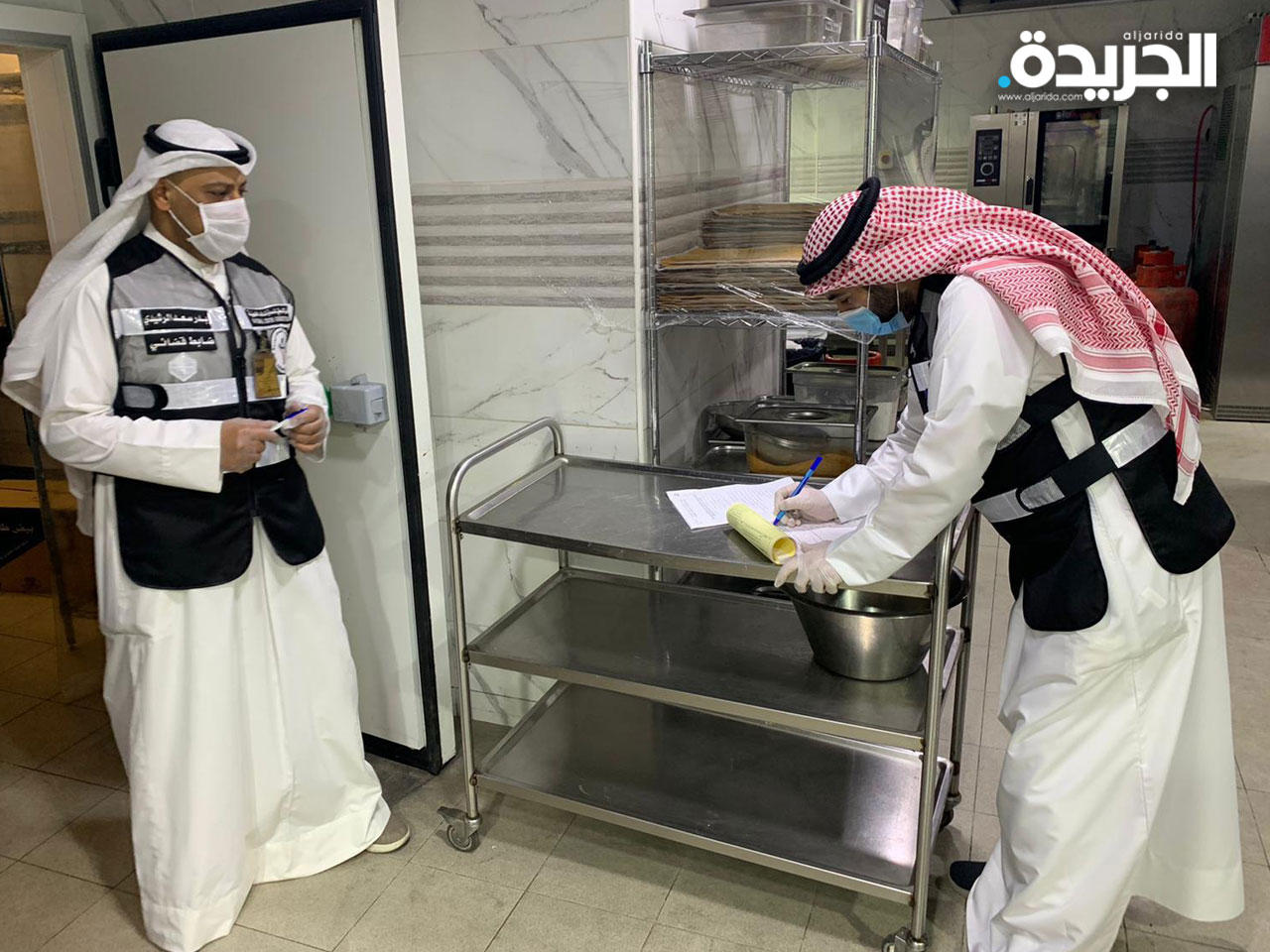 ضبط مواد غذائية منتهية الصلاحية في العارضية