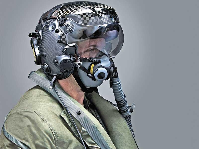 خوذة توم كروز المعروضة في المزاد 