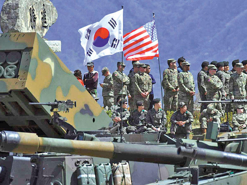 جانب من المناورات مع كوريا الجنوبية التي قرر ترامب تجميدها