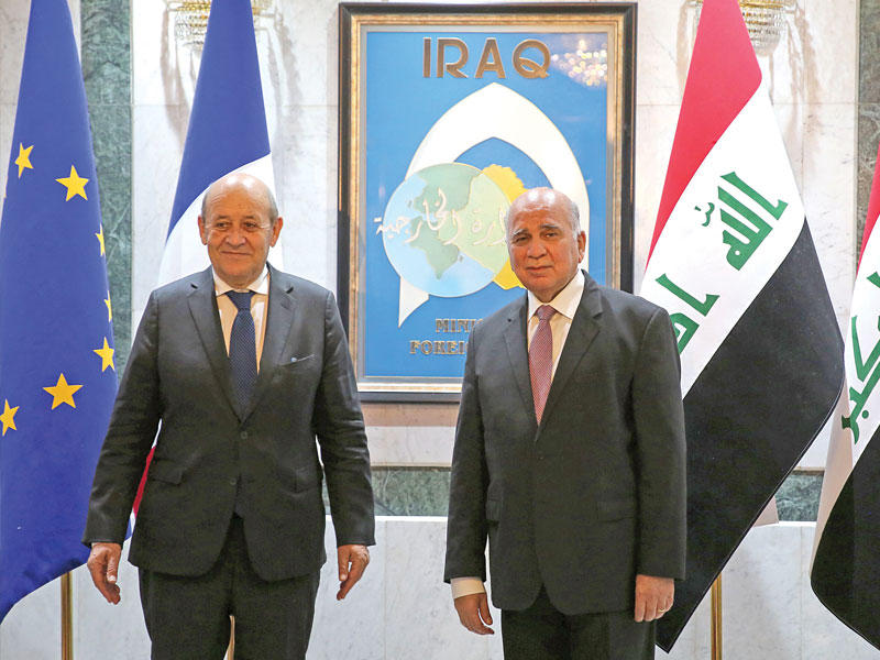 وزير الخارجية العراقي مستقبلاً نظيره الفرنسي في بغداد أمس    (أ ف ب) 