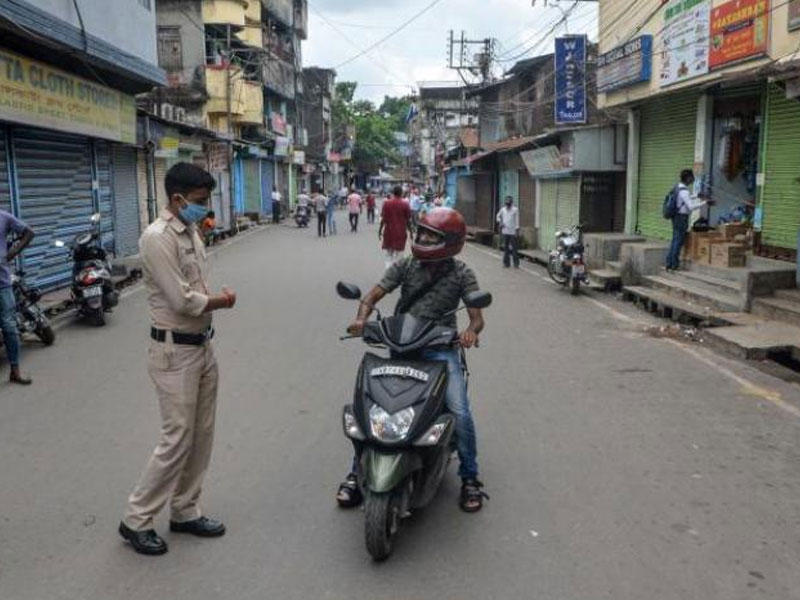 أفراد من الشرطة الهندية تعيد إغلاق بعض المناطق