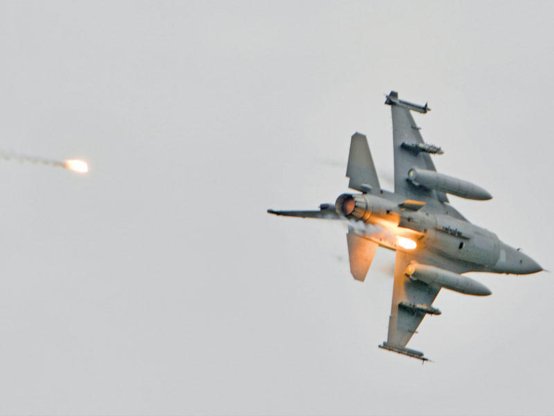 الجيش التايواني يتدرب على صد قوة غزو في استعراض بالذخيرة الحية 