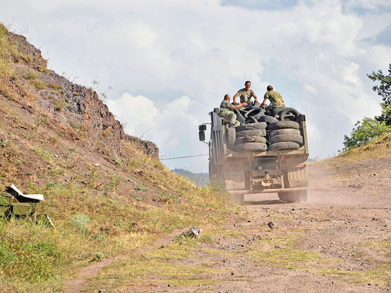 شاحنة عسكرية أرمنية قرب الحدود مع أذربيجان أمس الأول (أ ف ب)
