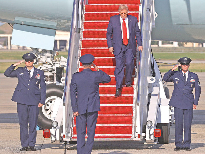دونالد ترامب يعود من رحلة ليوم واحد إلى جورجيا أمس الأول (رويترز)