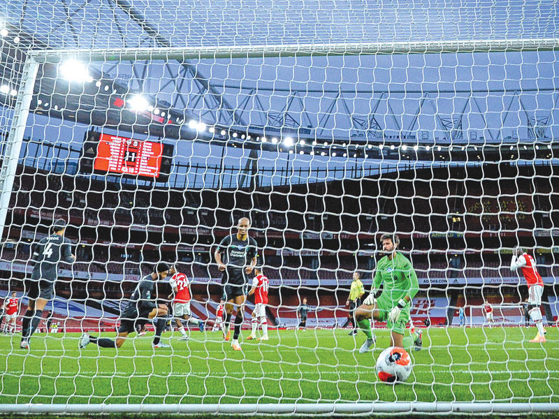 أليسون حارس مرمى ليفربول يتلقى هدفاً من أرسنال