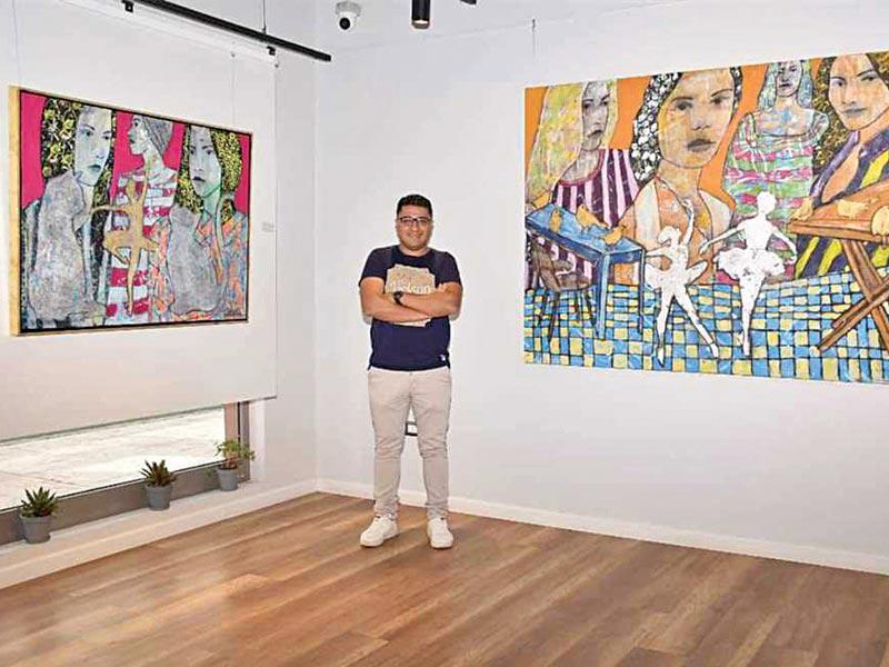 الأكاديمي والفنان التشكيلي المصري الدكتور أمجد عبدالسلام عيد في معرضه