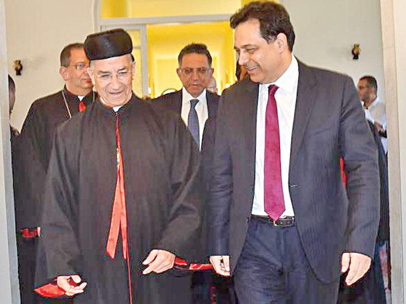 البطريرك الماروني الكاردينال مار بشارة بطرس الراعي مستقبلاً رئيس الحكومة حسان دياب في الديمان أمس (الوكالة الوطنية)