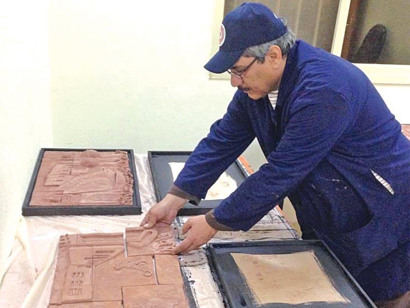 الفنان عبدالعزيز الخباز أثناء إنجاز أحد أعماله