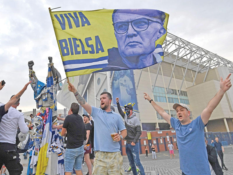 جماهير ليدز تحتفل بالعودة إلى الدوري الممتاز