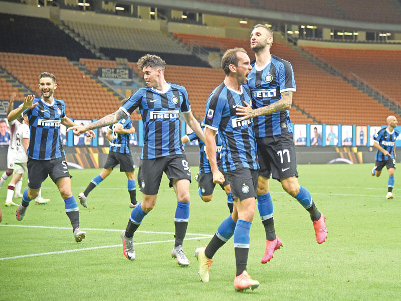 لاعبو إنتر ميلان خلال مباراة سابقة