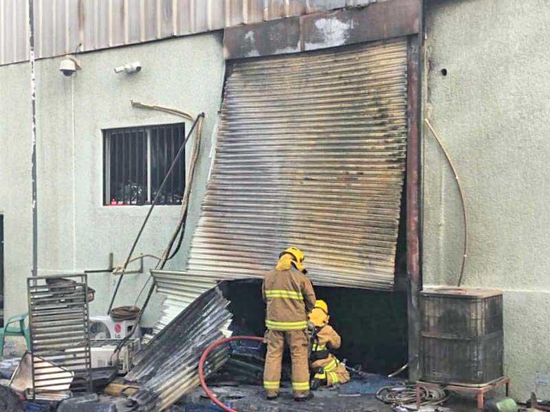 آثار الحريق بالمطار