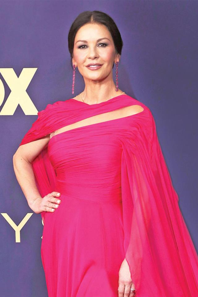 النجمة العالمية كاثرين زيتا جونز 