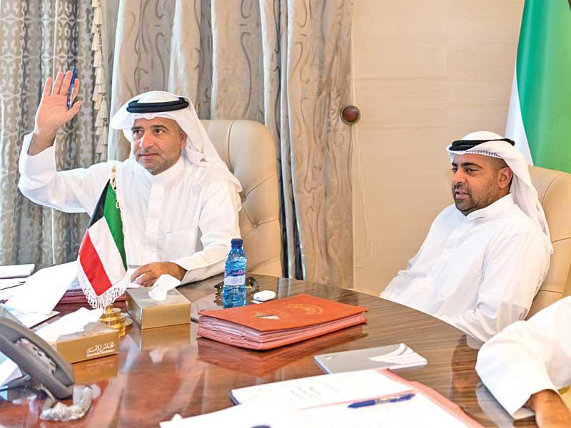 النائب راكان النصف والنائب د. عودة الرويعي خلال الاجتماع أمس