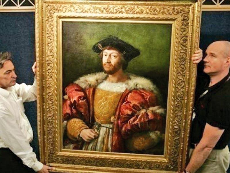 عاملان يحملان لوحة للرسام الإيطالي رافايلو