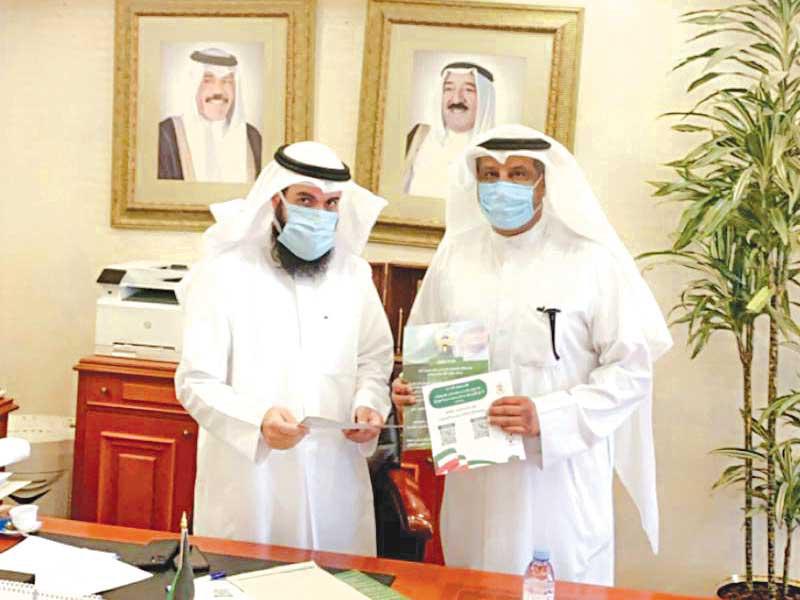  مدير إدارة التنمية الأسرية في الوزارة زيد المنيفي والطشة أثناء الاطلاع على البروشورات