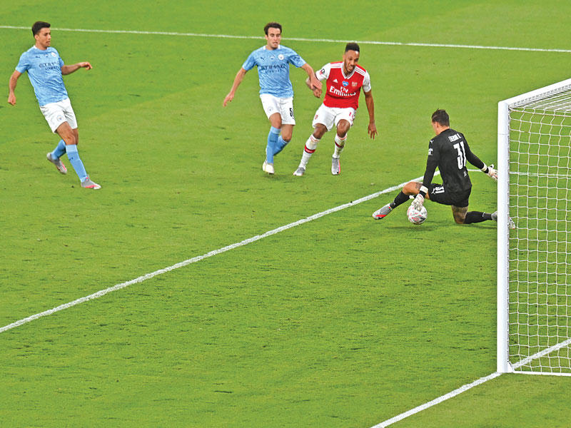 أوباميانغ نجم أرسنال يسجل الهدف الثاني في مرمى مانشستر سيتي