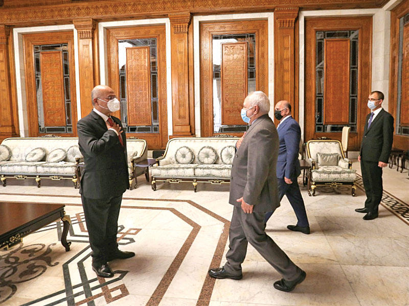 رئيس الجمهورية برهم صالح مستقبلاً وزير الخارجية الإيراني محمد جواد ظريف بقصر السلام في بغداد أمس