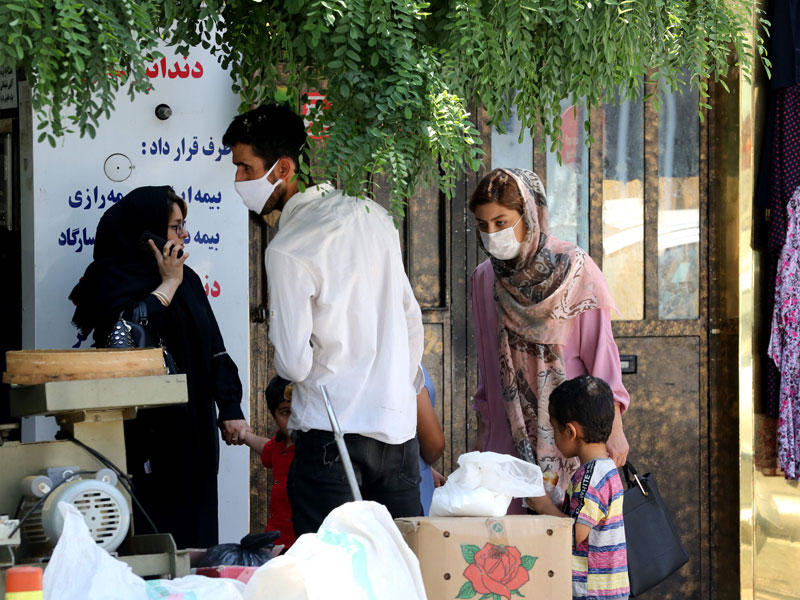 إيرانيون في أحد أسواق طهران أمس الأول t(أ ف ب)