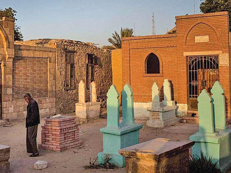 الأستاذ محمد جمال مازال «عايش»!