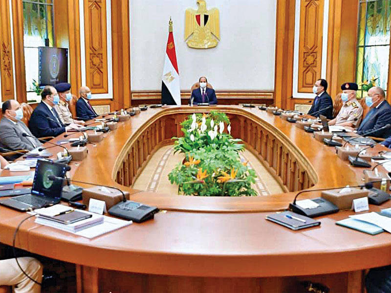 الرئيس المصري عبدالفتاح السيسي مترئساً اجتماع مجلس الدفاع الوطني أمس (صفحة الرئاسة)