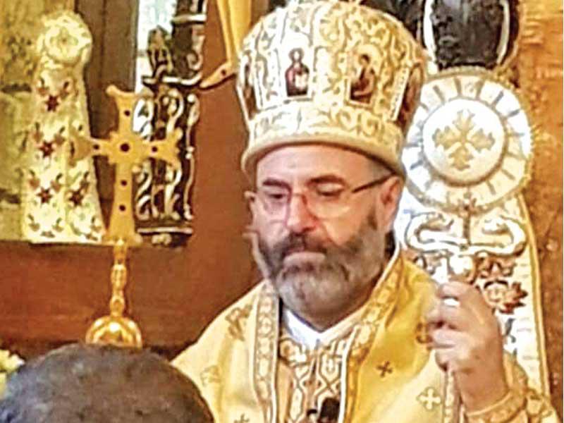 المطران غطاس هزيم خلال الصلاة لشفاء الأمير