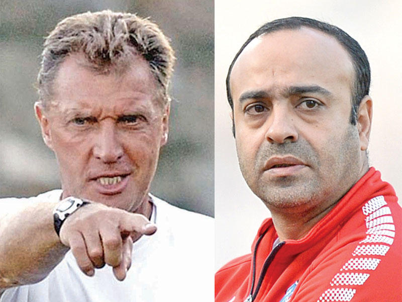 نائب رئيس جهاز الكرة في نادي الكويت عادل عقلة  - المدرب الهولندي رود كرول