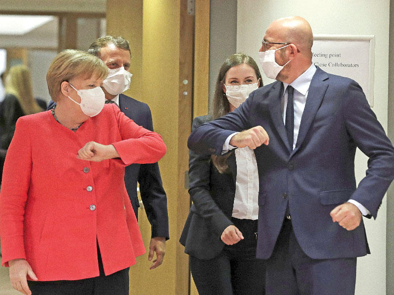 تحية قبل استئناف محادثات أمس        (رويترز)