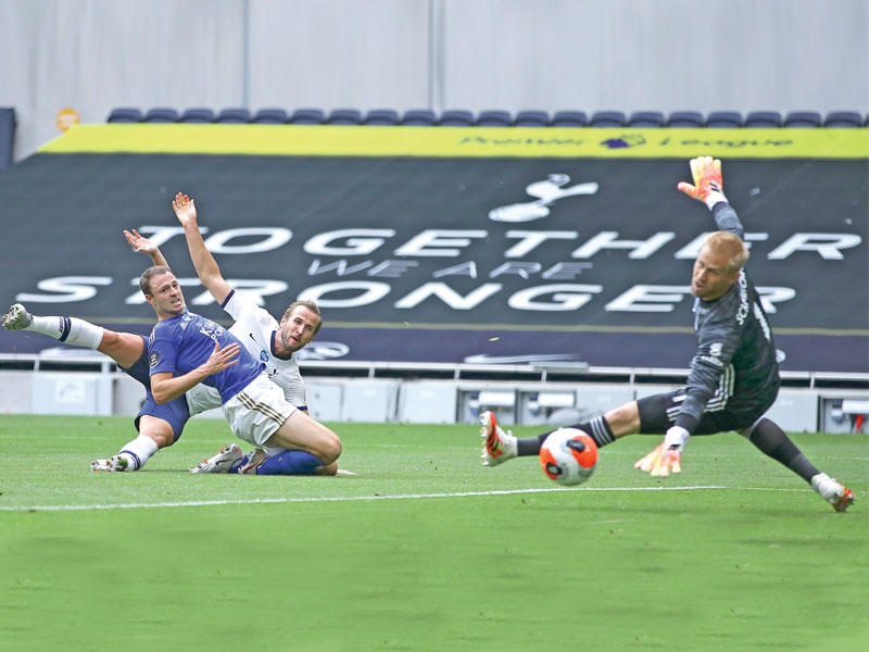 كين نجم توتنهام يسجل الهدف الثاني في مرمى ليستر