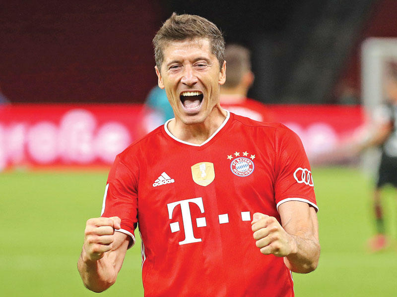 البولندي الدولي روبرت ليفاندوفسكي مهاجم بايرن ميونيخ 