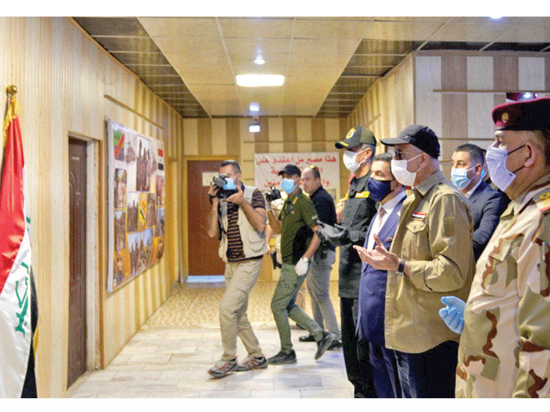 الكاظمي يقرأ الفاتحة على روح ضحايا الجيش في الطارمية أمس 