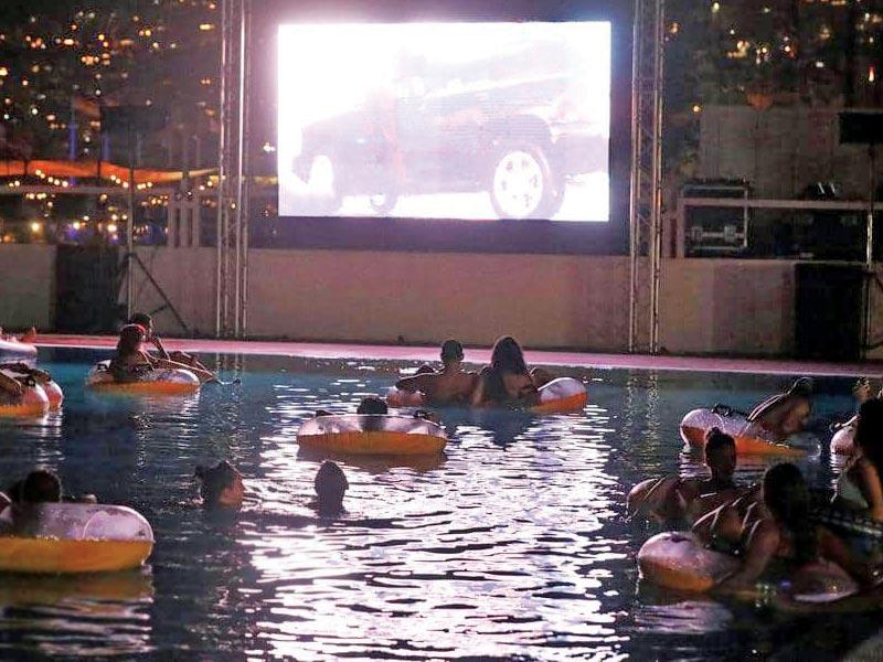 مزاج اللبنانيين الفني... سباحة