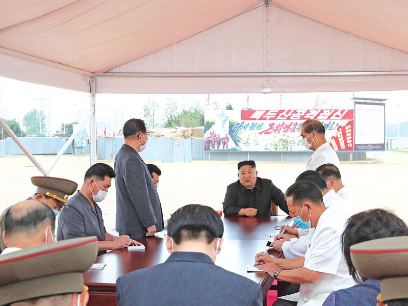 الزعيم الكوري الشمالي كيم جونغ 