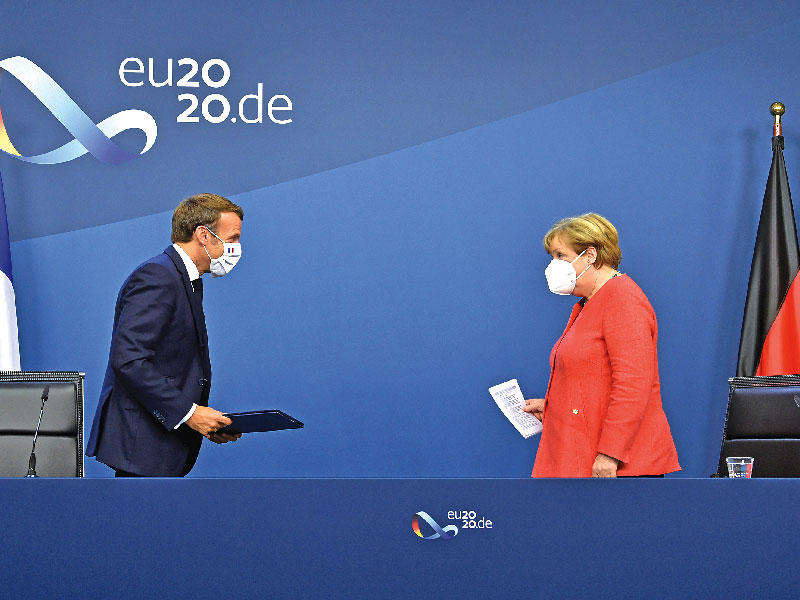 المستشارة الألمانية أنجيلا ميركل و الرئيس الفرنسي إيمانويل ماكرون خلال القمة         (رويترز)