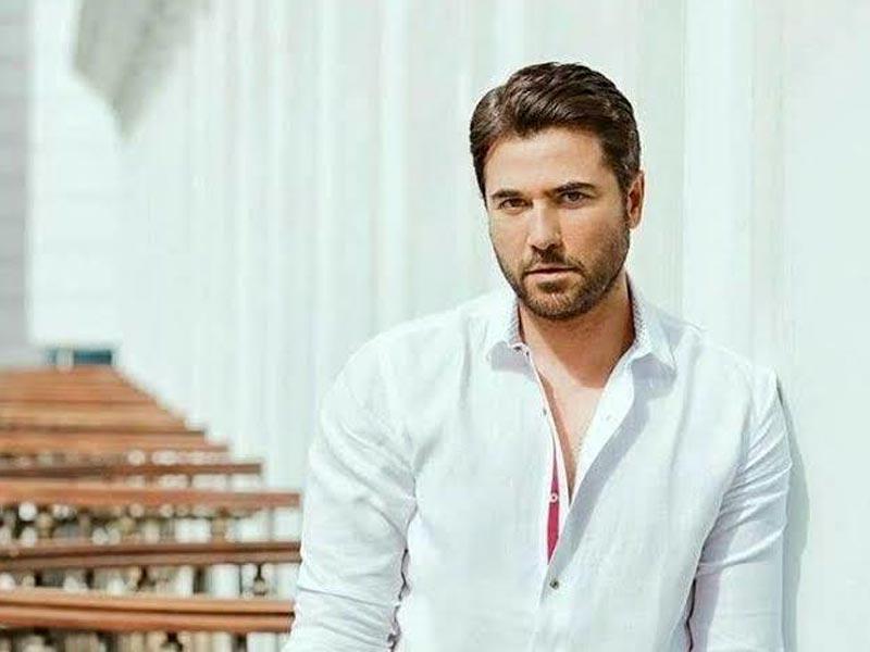 الفنان أحمد عز