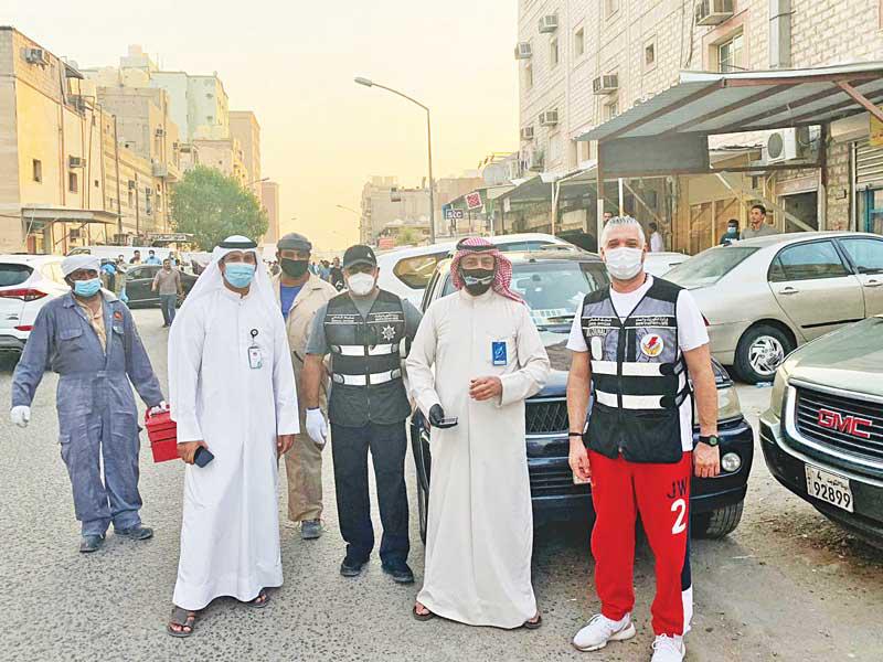 نائب رئيس فريق الضبطية القضائية في وزارة الكهرباء والماء وعضو لجنة العزاب أحمد الشمري متوسطاً فريق الضبطية القضائية 