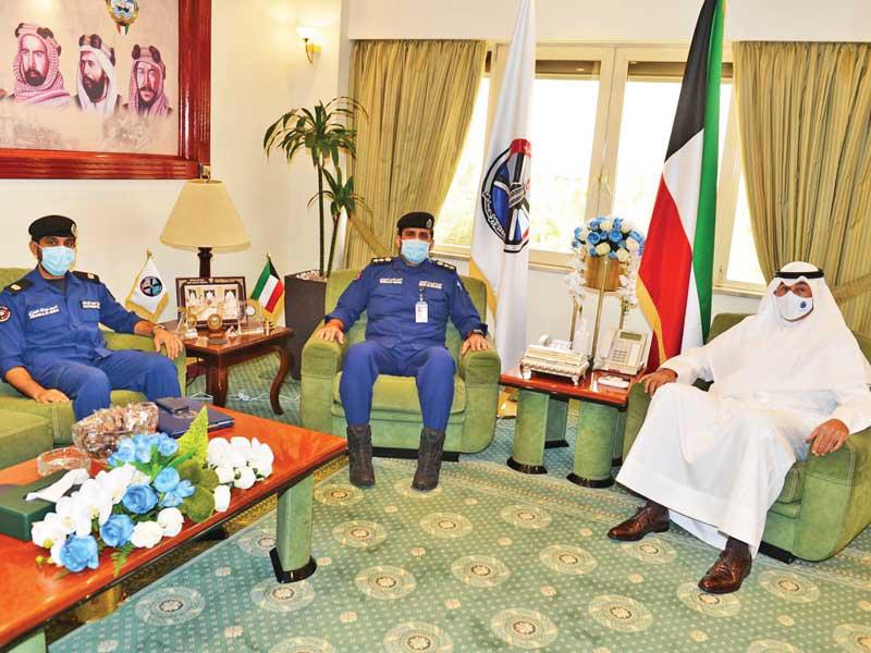 محافظ الأحمدي الشيخ فواز الخالد مستقبلاً وفد الإطفاء