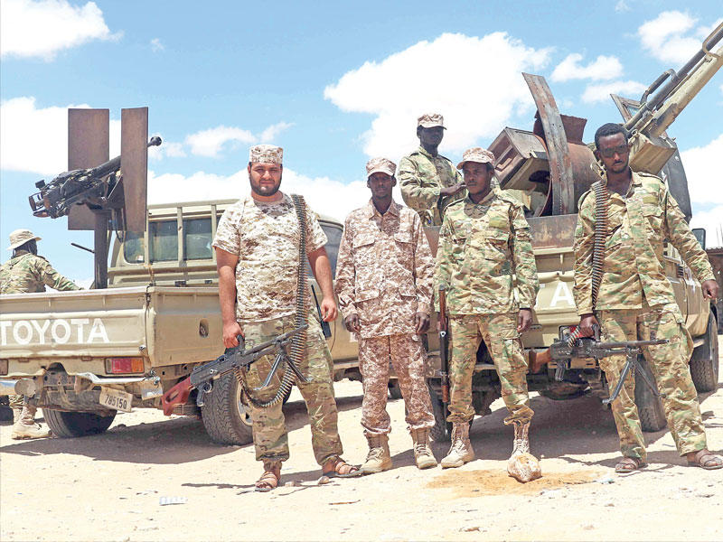 مقاتلون موالون لحكومة «الوفاق» في أبوقرين بين طرابلس وسرت أمس (إي بي أيه) 