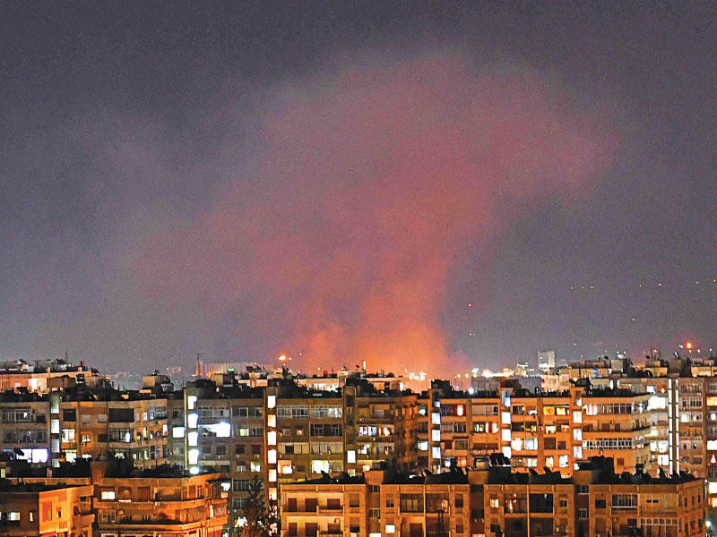 تصاعد الدخان بعد الغارات الإسرائيلية على جنوب دمشق أمس الأول (أ ف ب)