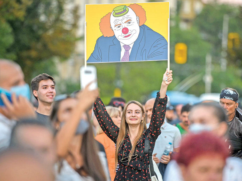 محتجين يدعونه إلى التنحي على خلفية الفساد