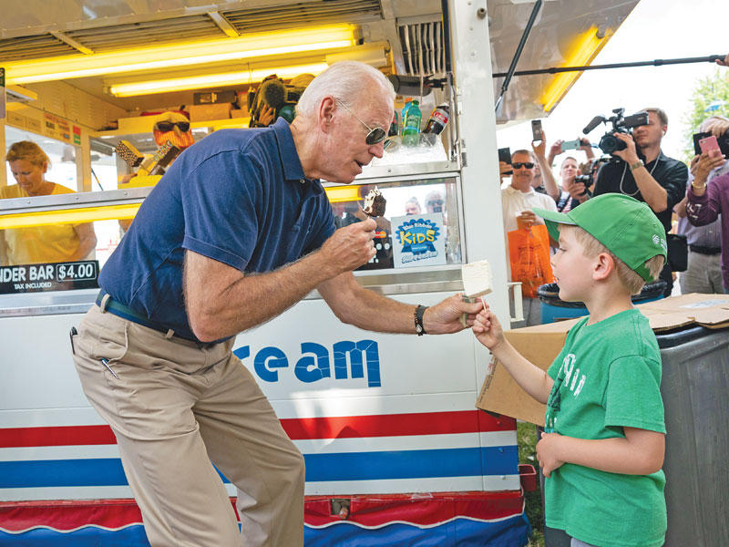 صورة نشرها بايدن على «تويتر» أمس الأول يقدم فيها لصبي وجبته اليومية المفضلة الأيس كريم 