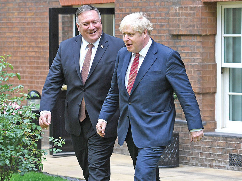 جونسون وبومبيو خارج مقر رئيس الوزراء في داونينغ ستريت أمس (إي بي أيه) 