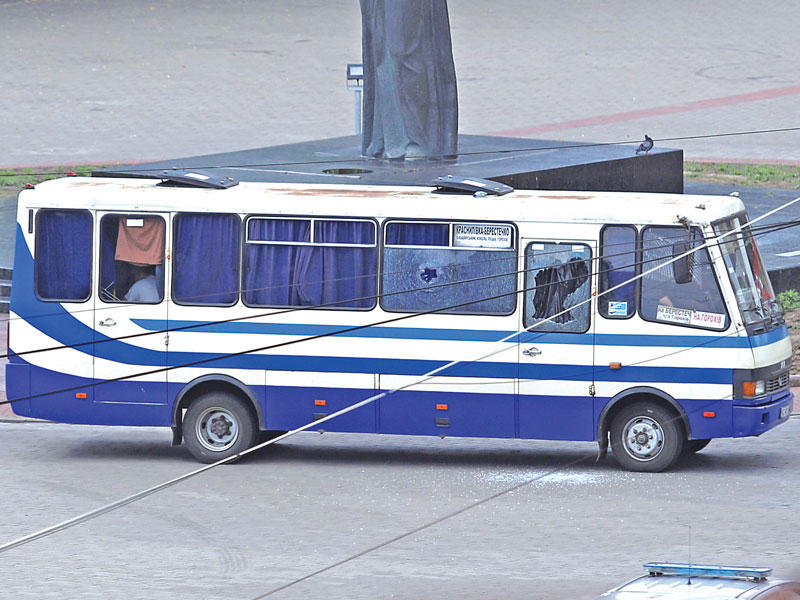 أوكراني يحتجز 20 رهينة في حافلة