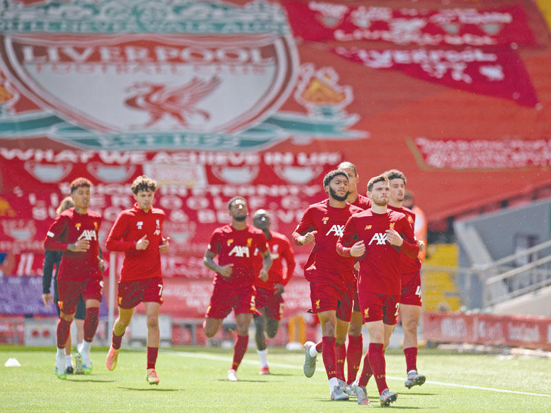 لاعبو ليفربول يجرون إحماء قبل بداية إحدى المباريات