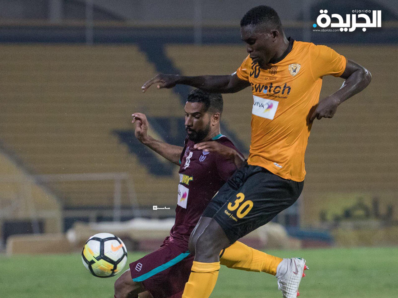 المدافع النيجيري جيمس أوكوسا في مواجهة سابقة لنادي القادسية