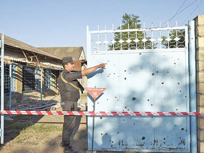 آثار القصف الأرمني على أحد المواقع الحدودية الأذربيجانية