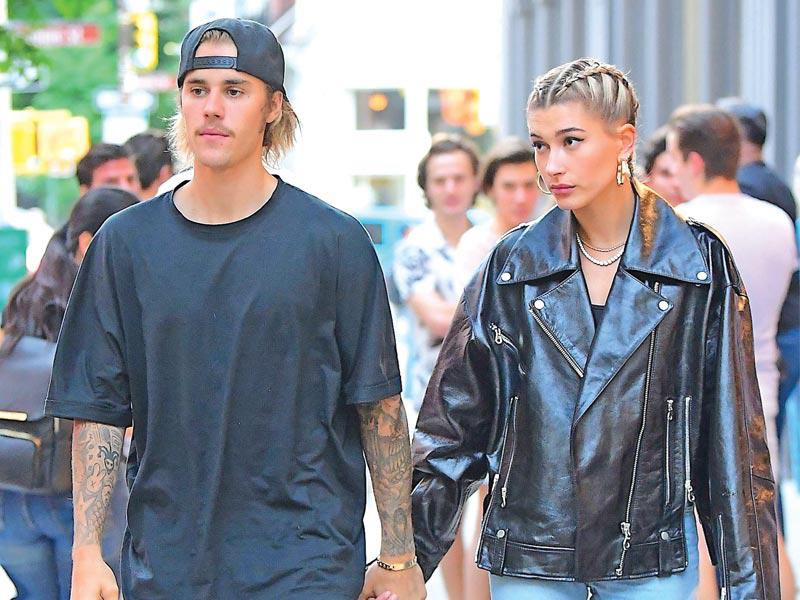 العارضة ​هيلي بالدوين مع زوجها نجم الغناء الكندي جاستن بيبر