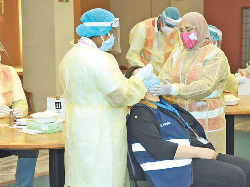 جانب من إجراء المسحات الطبية لموظفي «الكويتية»